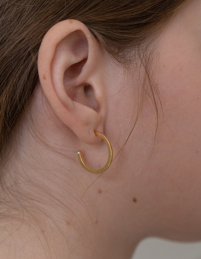 sense optic) small curve earring