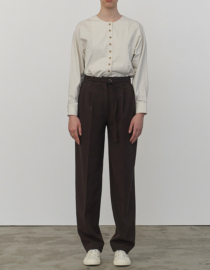 LENUEE) Belted two-tuck trousers (Brown)