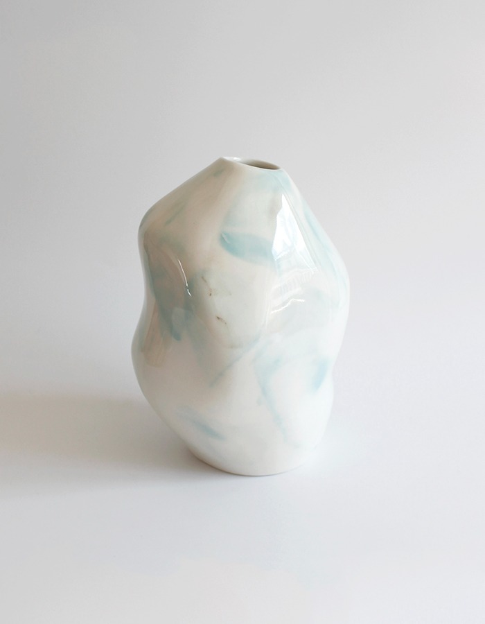 nutceramic) pebble vase