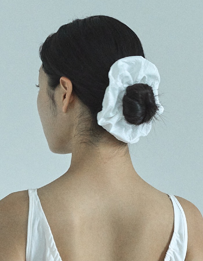 Asueto) Lily Embroidery Scrunchie