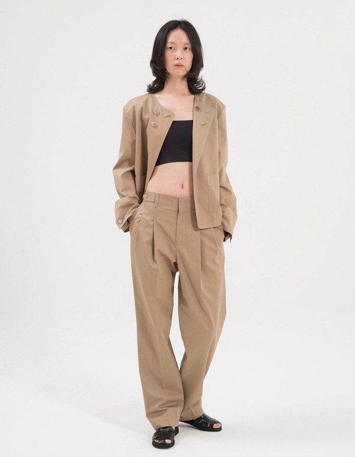 HINGE) BUTTON ON BAND PLEATED PANTS / GENTLE BEIGE