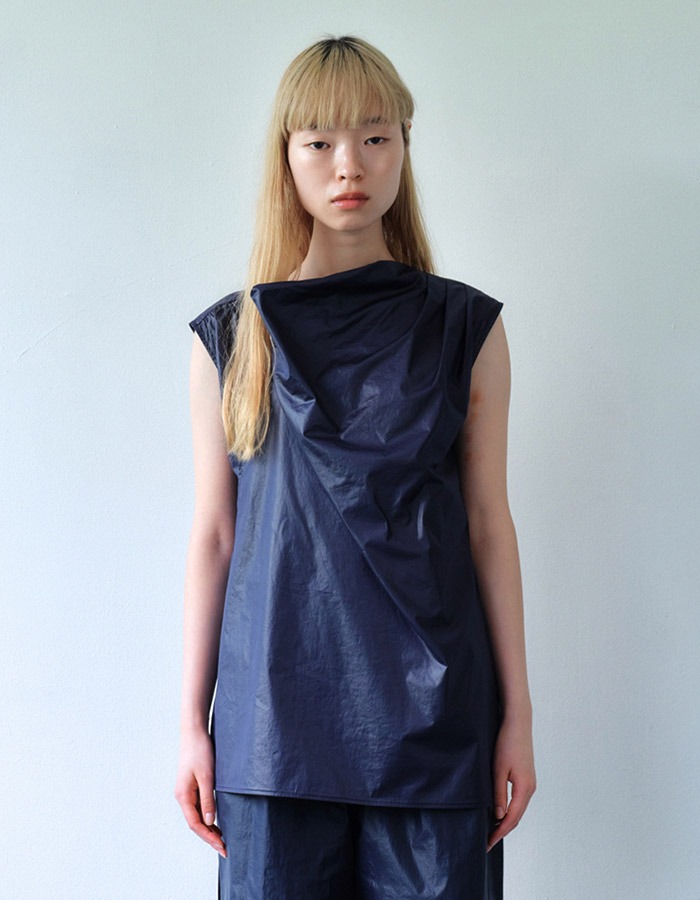Cosmoss) DRAPED STRAP BLOUSE (NAVY) 2차 재입고