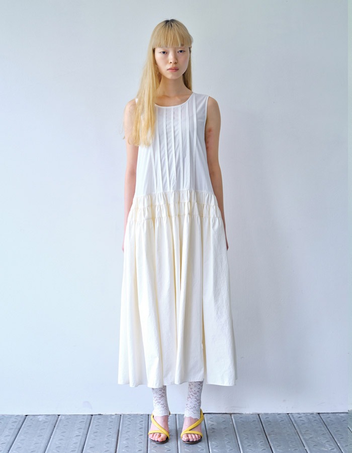 Cosmoss) PINTUCK SLEEVELESS DRESS (WHITE)