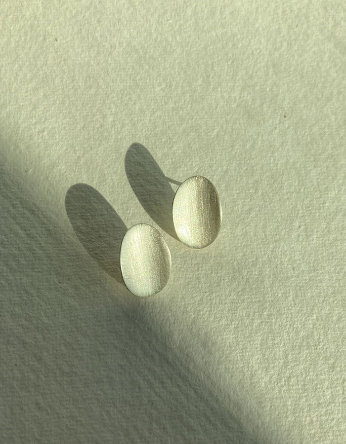 suzuran) uneven silver earring (oval)