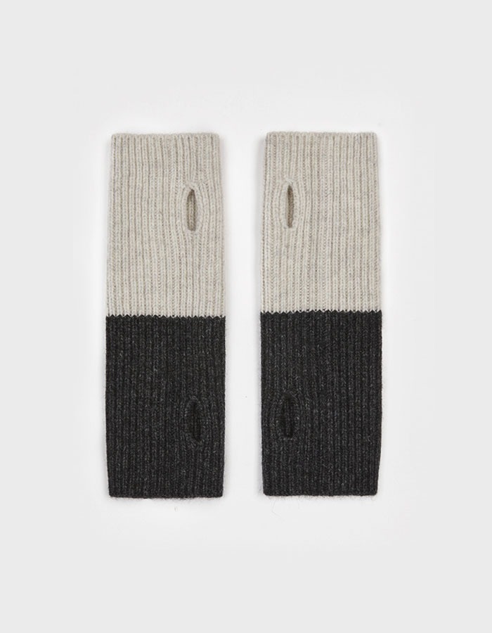 KNITLY) RACCOON CASHMERE TWO-WAY HAND WARMER_Ivory Charcoal