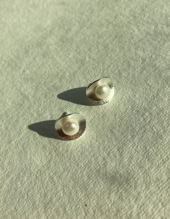 suzuran) uneven silver earring (pearl moon)