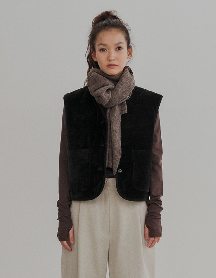 COURBUI) PADDED VEST WITH BRUSHED TEXTURE (BLACK)