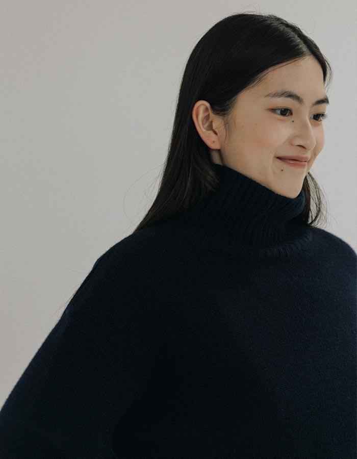peces) Cashmere turtle neck sweater (Navy)