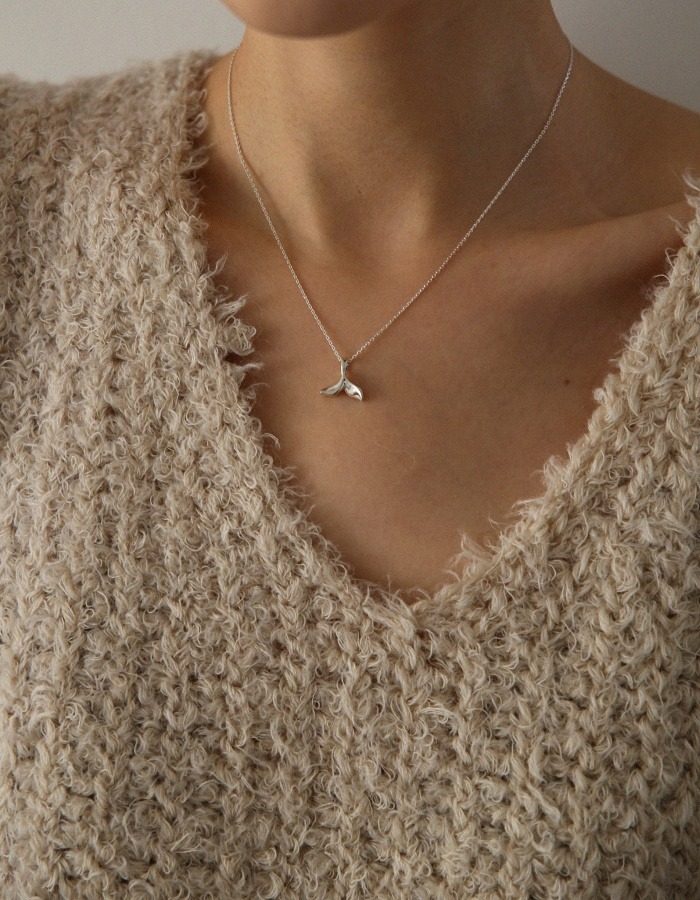 Orbes) WHALE TAIL NECKLACE
